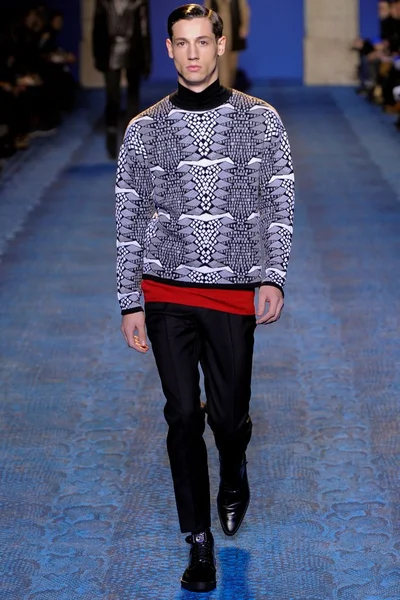 Look 16